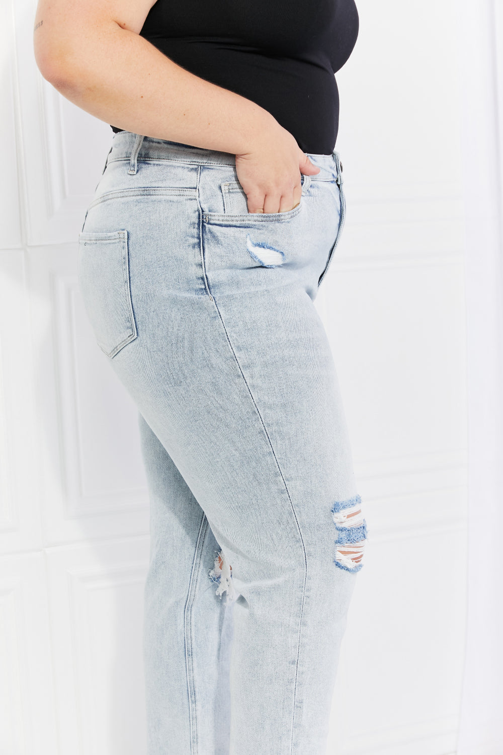 Stand Out Distressed Cropped Jeans (7-24W)