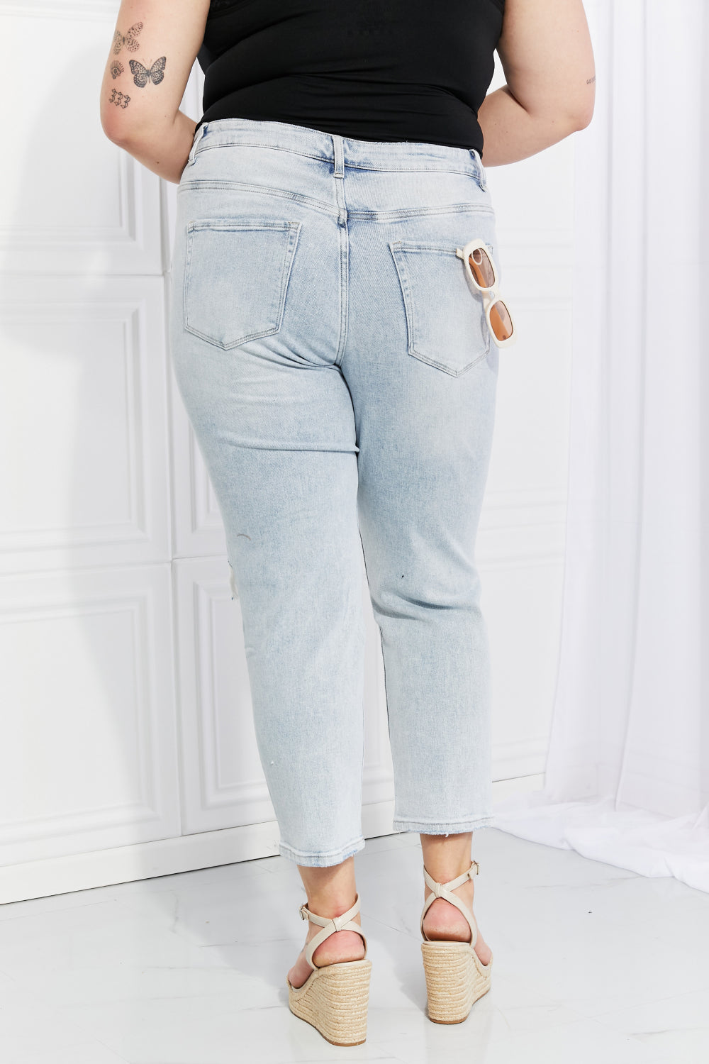 Stand Out Distressed Cropped Jeans (7-24W)